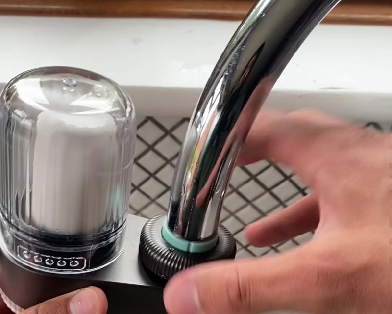Installation à la main du Flowpure Classic sur un robinet de cuisine