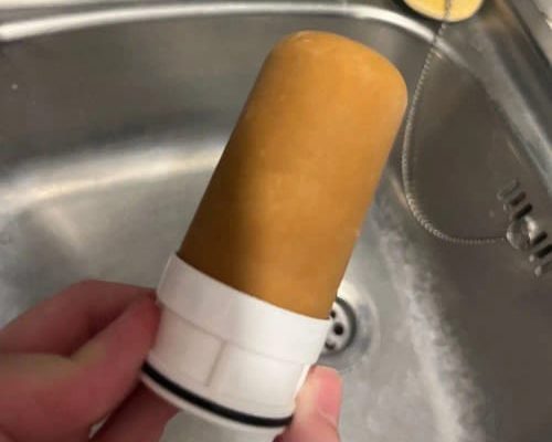 Une cartouche Flowpure usagée, brunie par tout ce qu'elle a retenu