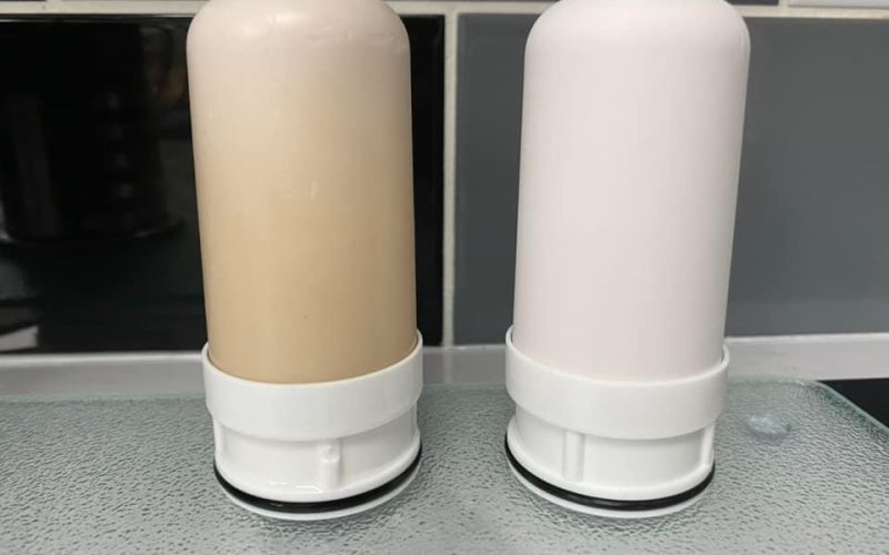 Une cartouche Flowpure usagée à côté d'une neuve