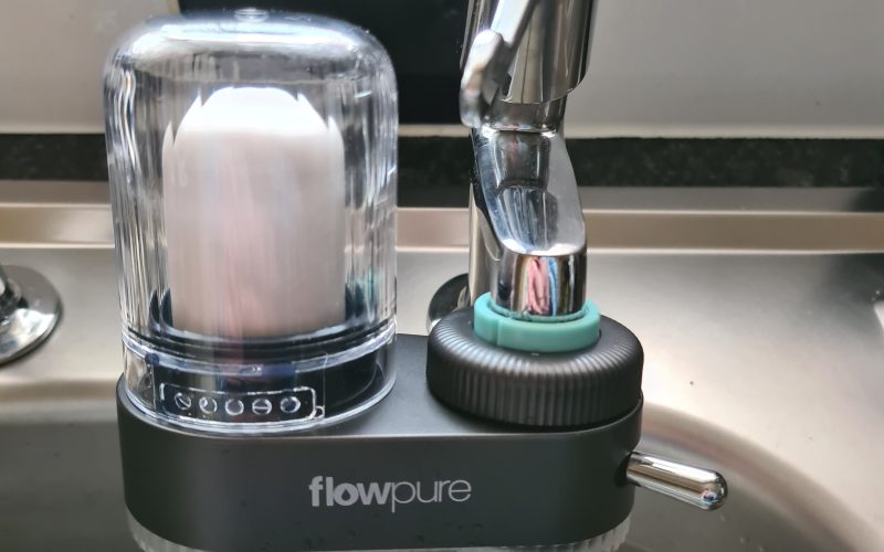 Le Flowpure Classic installé sur le robinet de cuisine d'un client