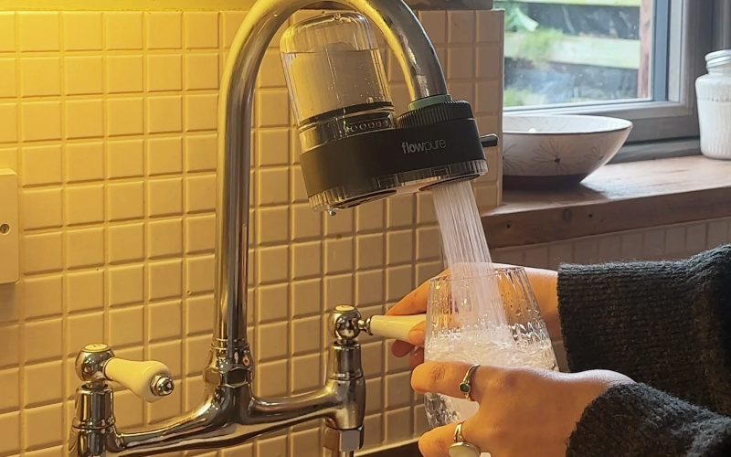 De l'eau filtrée coulant du Flowpure Classic dans un verre