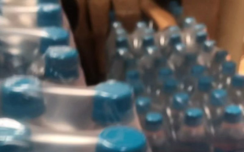 Des packs de bouteilles d'eau en plastique empilés